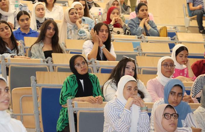 التعليم العالى يتلقى تقريرًا حول تنظيم الأسبوع التعريفي بجامعة العلمين الدولية