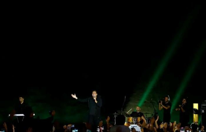 في مدينة دبي.. عمرو دياب يحمس الجمهور لـ أقوى حفلاته