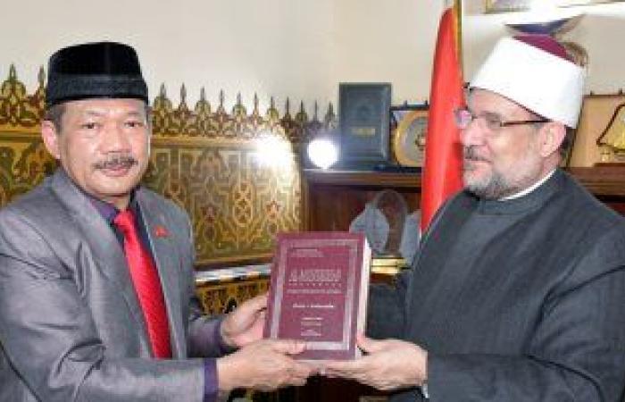 وزير الأوقاف يهدى رئيس هيئة الزكاة بإندونيسيا 100 نسخة من تفسير معانى القرآن