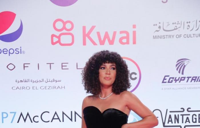 نجمات تألقن باللون الأسود في اليوم الأول لمهرجان القاهرة السينمائي الدولي