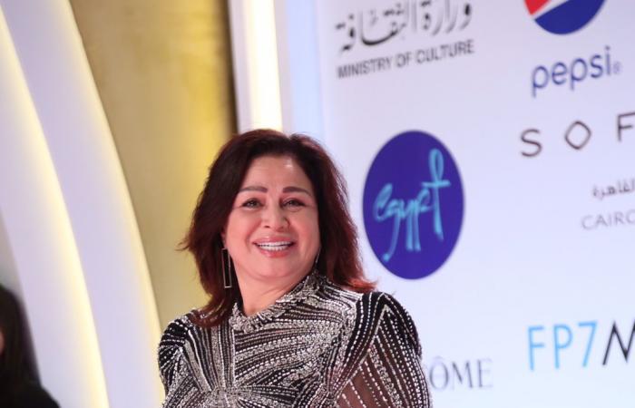 بفستان أنيق.. إلهام شاهين تتألق في اليوم الثالث من مهرجان القاهرة السينمائي