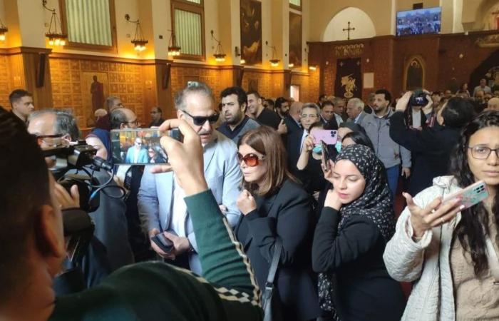 مرفت أمين تحضر جنازة الكاتب الصحفي مفيد فوزي