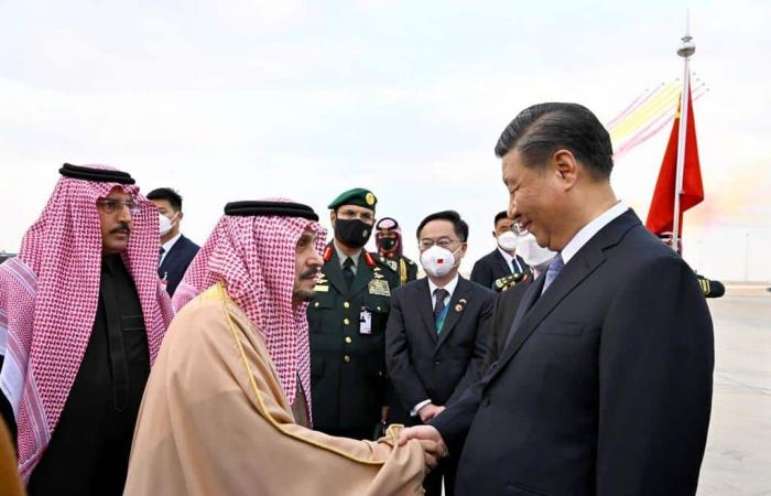 الرئيس الصيني يصل الرياض.. وفيصل بن بندر في مقدمة مستقبليه