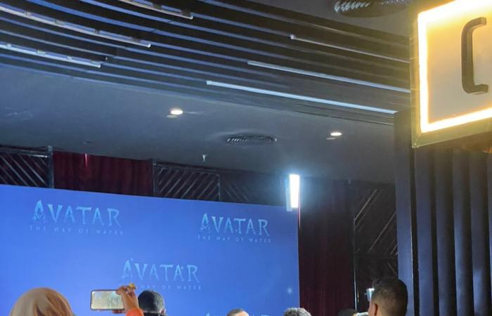 محمد دياب وبشرى وعبد المغني فى العرض الخاص لفيلم Avatar: The Way of Water