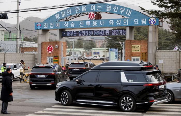نجم bts يلتحق بالخدمة العسكرية في كوريا الجنوبية والمعجبين يلاحقونه .. صور