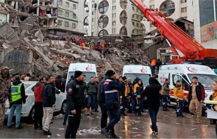 تأثير زلزال تركيا على الجغرافية العالميةالخميس 09/فبراير/2023 - 06:46 م
كشفت تقارير علمية عن تعرض الأراضي التركية للإزاحة جهة الغرب بما يقدر ب3-4 أمتار، وذلك بعد حدوث تغيير في الصفائح التكتونية التي تقع عليها الأراضي التركية.