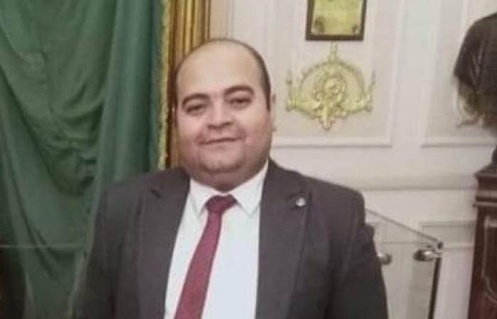 محامي كرداسة، محاكمة قاتل بنداري حمدي غداالسبت 11/فبراير/2023 - 10:29 م
محامي كرداسة، تواصل محكمة جنايات الجيزة، غدًا الاثنين، محاكمة المتهم محمد. ف، بـ قتل بنداري حمدي بنداري أحمد، الشهير بـ محامي كرداسة عمدًا مع سبق الإصرار والترصد. أقوال الشهود في مقتل بنداري المحامي واستمعت النيابة العامة إلى أقوال الشهود في واقعة مقتل بنداري المحامي. وأكد أحد الشهود في التحقيقات،