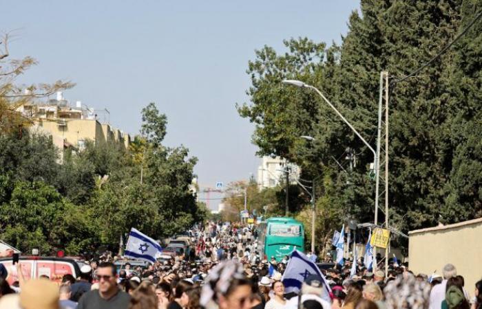 مظاهرات حاشدة في إسرائيل ضد حكومة نتنياهو (صور)الأربعاء 01/مارس/2023 - 03:42 م
تشهد دولة الاحتلال اليوم الأربعاء، مظاهرات حاشدة احتجاجا على التعديلات المقترحة من قبل رئيس الوزراء الإسرائيلي بنيامين نتنياهو على جهاز القضاء.