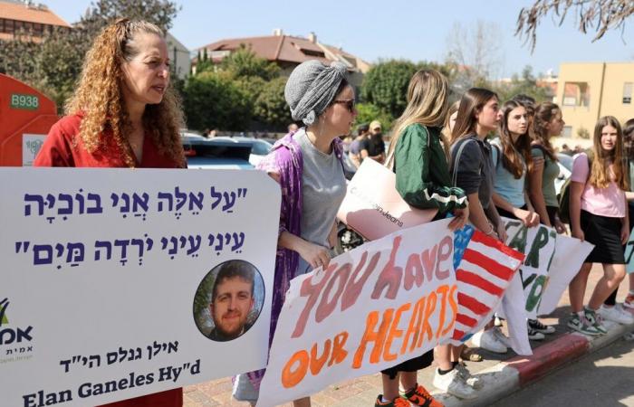 مظاهرات حاشدة في إسرائيل ضد حكومة نتنياهو (صور)الأربعاء 01/مارس/2023 - 03:42 م
تشهد دولة الاحتلال اليوم الأربعاء، مظاهرات حاشدة احتجاجا على التعديلات المقترحة من قبل رئيس الوزراء الإسرائيلي بنيامين نتنياهو على جهاز القضاء.