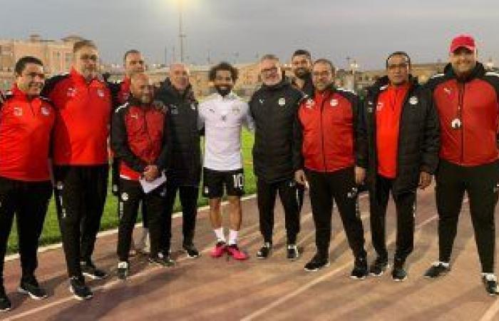 محمد صلاح يؤازر المنتخب الأولمبي قبل مواجهة زامبيا.. صور