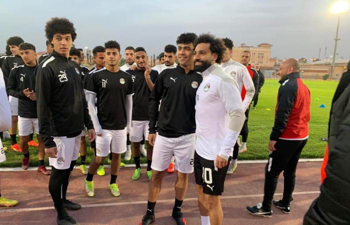 محمد صلاح يؤازر المنتخب الأولمبي قبل مواجهة زامبيا.. صور