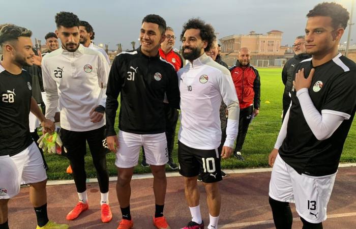 محمد صلاح يؤازر المنتخب الأولمبي قبل مواجهة زامبيا.. صور