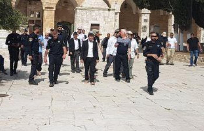 عشرات المستوطنين الإسرائيليين يقتحمون ساحات المسجد الأقصى