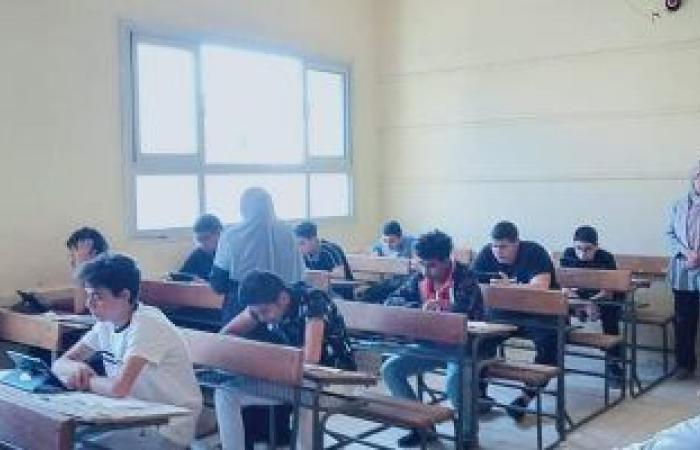 طلاب الصف الأول الثانوى يؤدون امتحان اللغة العربية إلكترونيا على التابلت..صور