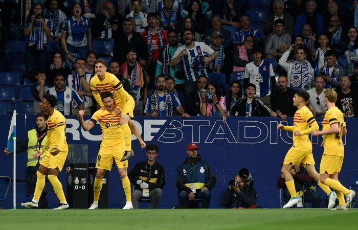 برشلونة يقترب من التتويج بالدوري الإسباني بعد التقدم على إسبانيول 3-0 بالشوط الأولالأحد 14/مايو/2023 - 10:54 م
الدوري الإسباني، تقدم نادي برشلونة على نظيره إسبانيول بنتيجة 3-0 بالشوط الأول في المباراة التي تجمع الفريقين على ملعب باور 8، ضمن لقاءات الجولة 34 من بطولة الدوري الإسباني.