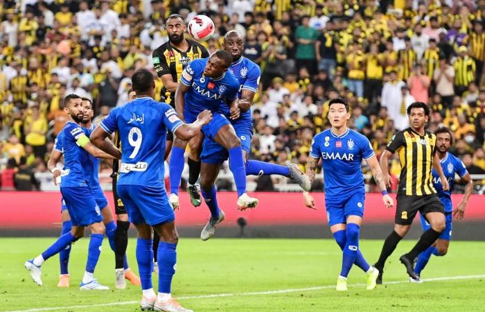 الهلال يتعادل 2-2 ويمنع اتحاد جدة من مواصلة زحفه نحو لقب الدوري السعوديالثلاثاء 16/مايو/2023 - 11:47 م
الدوري السعودي للمحترفين، تعادل فريق اتحاد جدة أمام الهلال بهدفين لكل منهما في المباراة التي أقيمت ضمن الجولة الـ27 من دوري روشن السعودي.