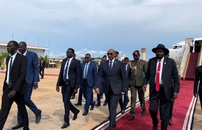 رئيس مجلس السيادة الانتقالي السوداني يتوجه إلى جوبا (صور)الإثنين 04/سبتمبر/2023 - 11:37 ص
وتأتي هذه الزيارة في إطار دعم وتطوير العلاقات الثنائية بين البلدين، إضافة لمناقشة التحديات التى تواجه تنفيذ الإتفاقية المنشطة للسلام بدولة جنوب السودان.
