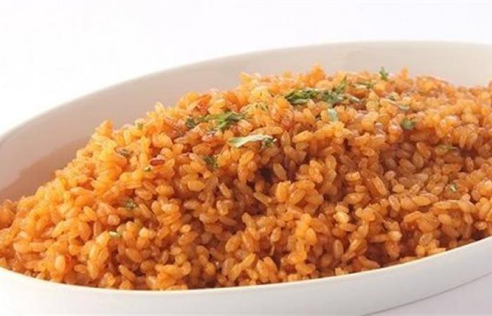 طريقة عمل أرز السمك، سهل ولذيذ ومغذيالإثنين 18/سبتمبر/2023 - 06:23 م
أرز السمك من أطباق الأرز المميزة التى تقدم عادة بجانب الأسماك والمأكولات البحرية، وهو عبارة عن أرز بالبصل ويعرف بأرز الصيادية.