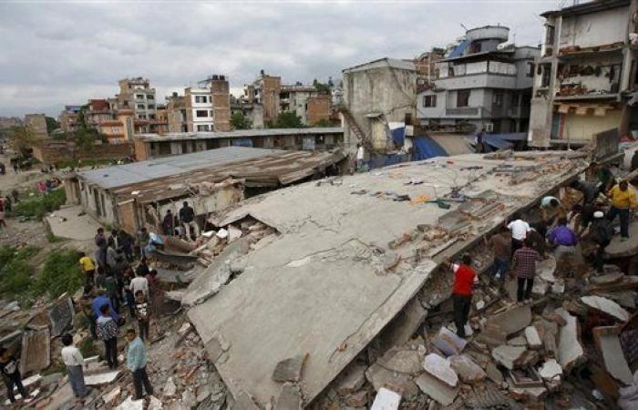 ارتفاع حصيلة قتلى الزلزال في نيبال إلى 69 شخصًاالسبت 04/نوفمبر/2023 - 04:28 ص
زلزال نيبال ، أعلنت السلطات النيبالية ارتفاع حصيلة قتلى الزلزال في نيبال إلى 69 شخصًا على الأقل. ولقي 69 شخصا على الأقل حتفهم وأصيب العشرات بعد أن ضرب زلزال قوي منطقة جاجاركوت في غرب نيبال الجمعة، وقال شهود إن منازل في المنطقة انهارت واهتزت مبان في نيودلهي بالهند. وقال المركز الوطني لرصد الزلازل في