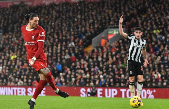 الدوري الإنجليزي، محمد صلاح يسجل هدف ليفربول الأول في شباك نيوكاسلالإثنين 01/يناير/2024 - 11:11 م
سجل محمد صلاح هدف ليفربول الأول في شباك نيوكاسل بالدقيقة 48، في اللقاء الذي يجمع الفريقين على ملعب أنفيلد ضمن لقاءات الجولة العشرين من الدوري الإنجليزي.