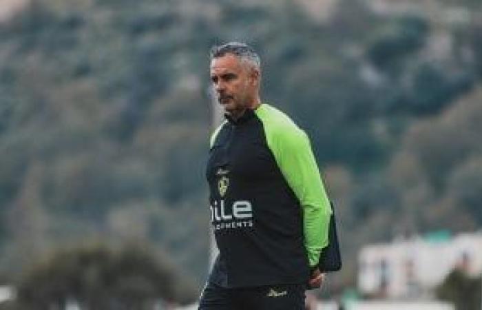 جوميز يعقد جلسة مع معاونيه على هامش تدريبات الزمالك