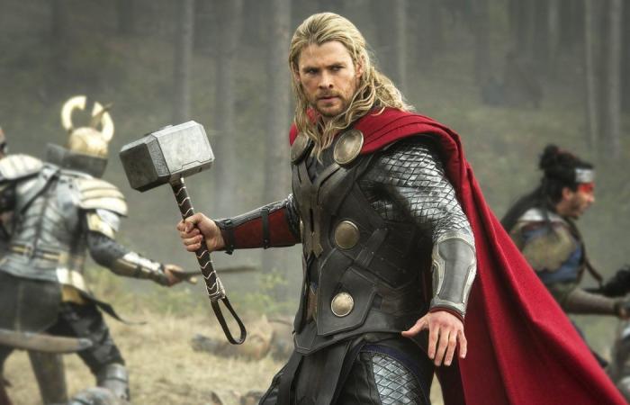 Chris Hemsworth نجم Thor يقول أنه يكره ارتداء العباءات لأنها ’غير عملية‘