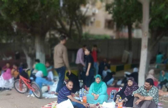 الأهالي يفترشون الأرض في حديقة حيوان الزقازيق احتفالا بشم النسيم (صور)الإثنين 06/مايو/2024 - 12:17 م
شم النسيم2024،توافد مئات المواطنين على حديقة الحيوان بالزقازيق محافظة الشرقية، منذ الساعات الأولى من صباح اليوم الإثنين لقضاء عيد شم النسيم في الهواء الطلق ووسط الخضرة وذلك مفترشين أرض حديقة الحيوان