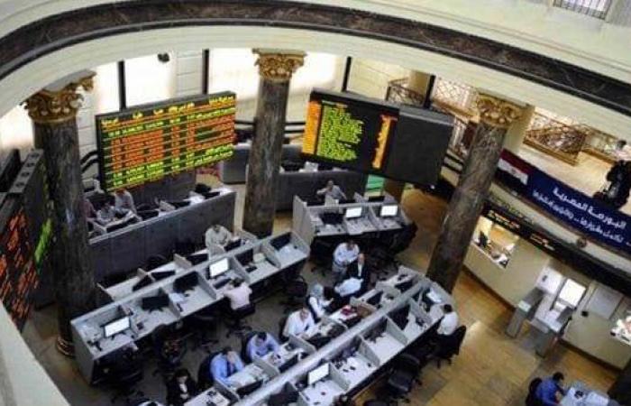 85.7 % صافي تعاملات المصريين بالبورصة خلال تداولات جلسة الأربعاءالخميس 16/مايو/2024 - 02:24 ص
سجلت تعاملات المصريين بالبورصة خلال جلسة الأربعاء نسبة 85.7% من إجمالي التعاملات على الأسهم المقيدة، بينما استحوذ الأجانب على نسبة 9.0% والعرب على 5.3% وذلك بعد استبعاد الصفقات. وقد سجل الأجانب صافي شراء بقيمة 171.0 مليون جنيه هذه الجلسة بينما سجل العرب صافي بيع بقيمة 117.3 مليون جنيه وذلك بعد استبعاد