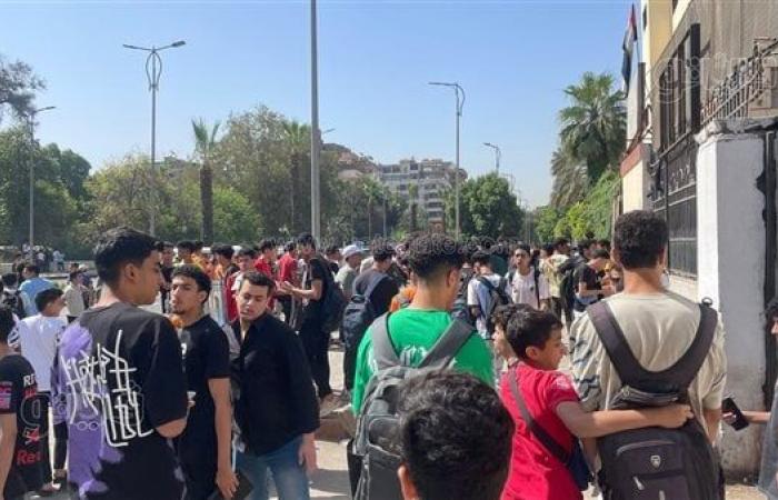 طلاب ثانية ثانوي بالجيزة: امتحان الفيزياء سهل والتاريخ في مستوى الطالب الدحيح (فيديو)الخميس 16/مايو/2024 - 11:21 ص
انتهى طلاب الصف الثاني الثانوي بمحافظة الجيزة، منذ قليل، من أداء امتحان مادتي التاريخ والفيزياء، في رابع أيام انطلاق امتحانات نهاية العام الدراسي الحالي 2023-2024 بالنسبة لهم. امتحانات الصف الثاني الثانوي وفور خروج طلاب الصف الثاني الثانوي بمحافظة الجيزة، أكدوا أن مستوى أسئلة امتحان مادتي التاريخ