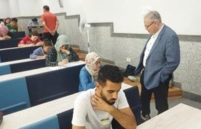 نائب رئيس جامعة حلوان يتفقد لجان امتحانات نهاية العام بالجامعة الأهلية