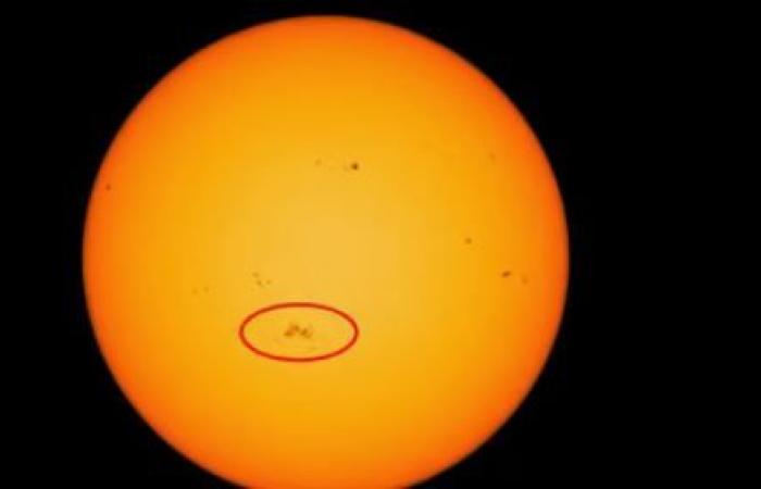 حكاية بقعة شمسية تثير قلق العلماءالإثنين 03/يونيو/2024 - 01:30 م
عادت منطقة البقع الشمسية AR 3697، المعروفة سابقًا باسم AR 3664، إلى الظهور بعد اختفائها عن الأنظار في منتصف مايو الماضي.