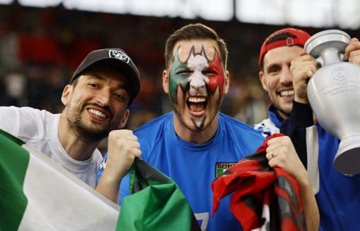 شاهد جنون جماهير إيطاليا خلال مباراة ألبانيا بـ يورو 2024السبت 15/يونيو/2024 - 10:42 م
تداول رواد مواقع التواصل الاجتماعي فيديو لجماهير ايطاليا أمام منتخب ألبانيا في اللقاء الذي يجمع الفريقين على ملعب سيجنال إيدونا بارك ضمن مواجهات دور المجموعات لبطولة أمم أوروبا.