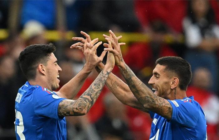 يورو 2024، إيطاليا تتقدم على ألبانيا 2-1 في شوط أول مثير (فيديو)السبت 15/يونيو/2024 - 10:50 م
تقدم منتخب إيطاليا على نظيره ألبانيا بنتيجة 2-1 في الشوط الأول من المباراة التي تجمع الفريقين على ملعب سيجنال إيدونا بارك ضمن مواجهات دور المجموعات لبطولة أمم أوروبا.