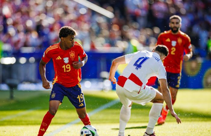 يورو 2024، إسبانيا تضرب كرواتيا بثلاثية في الشوط الأول (فيديو وصور)السبت 15/يونيو/2024 - 07:49 م
تقدم منتخب إسبانيا، على نظيره كرواتيا بنتيجة 3-0 في الشوط الأول من المباراة التي تجمعهما على الملعب الأولمبي ببرلين في الجولة الأولى من مجموعات بطولة كأس الأمم الأوروبية - يورو 2024.