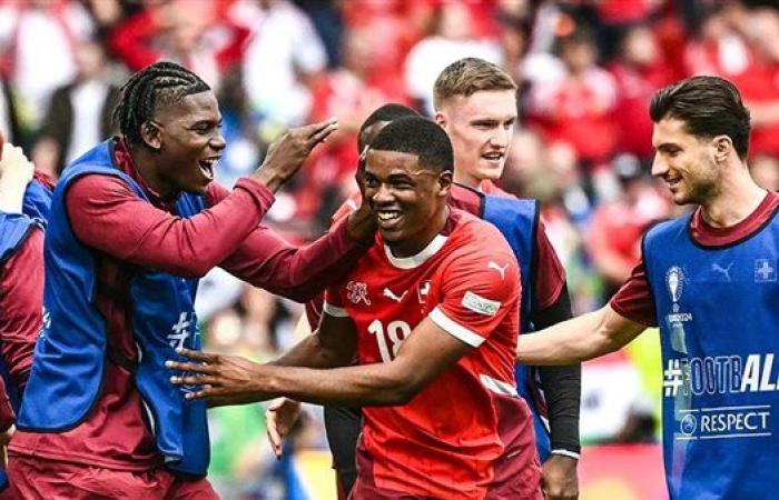 يورو 2024، سويسرا تتقدم على المجر بثنائية في الشوط الأول (فيديو)السبت 15/يونيو/2024 - 04:52 م
تقدم منتخب سويسرا على نظيره المجر بنتيجة 2-0 في الشوط الأول ضمن منافسات الجولة الأولي من المجموعة الأولى لكأس أمم أوروبا لكرة القدم يورو 2024 التي تقام في ألمانيا حتى 14 يوليو المقبل.