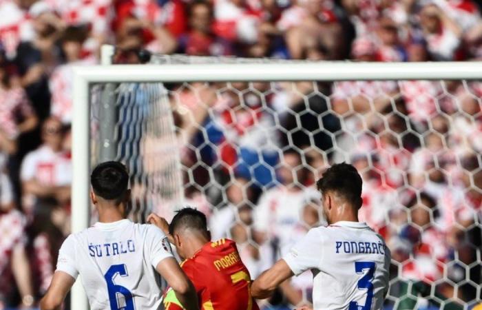 يورو 2024، إسبانيا تضرب كرواتيا بثلاثية في الشوط الأول (فيديو وصور)السبت 15/يونيو/2024 - 07:49 م
تقدم منتخب إسبانيا، على نظيره كرواتيا بنتيجة 3-0 في الشوط الأول من المباراة التي تجمعهما على الملعب الأولمبي ببرلين في الجولة الأولى من مجموعات بطولة كأس الأمم الأوروبية - يورو 2024.