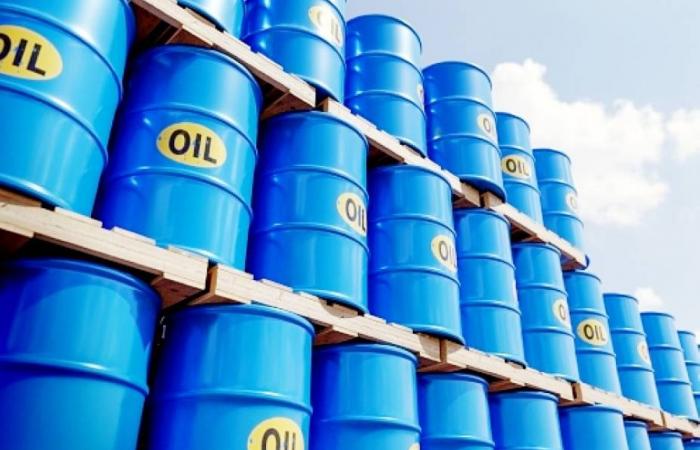 النفط يسجل 4 % مكاسب أسبوعية بفضل توقعات نمو الطلب