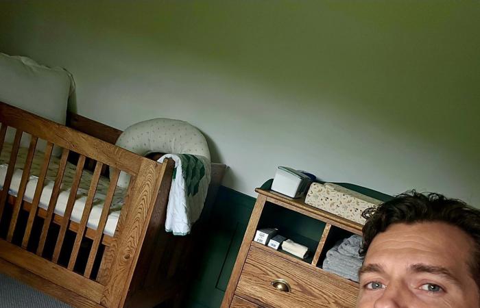 هنري كافيل ينشر صورة لغرفة مولوده الأولالإثنين 17/يونيو/2024 - 03:45 م
هنري كافيل ، نشر الممثل البريطاني الشهير، هنري كافيل، صورة له، وهو يجلس في غرفة مولوده الأول، المقرر ولادته خلال الأسابيع القليلة القادمة. وظهر هنري كافيل ، في الصورة التي نشرها، عبر حسابه الرسمي على موقع الصور والفيديوهات “انستجرام”، وهو يبتسم وتبدو على ملامحه علامات السعادة. هنري كافيل ينتظر مولوده