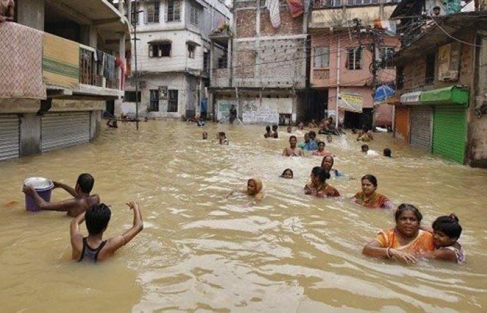 نفوق 150 حيوانًا غرقًا جراء فيضانات الهندالأربعاء 10/يوليو/2024 - 05:34 م
قالت هيئة الأرصاد الجوية في الهند، اليوم الأربعاء، إن من المتوقع هطول أمطار غزيرة على الولايات في شمال وشمال شرق البلاد خلال اليومين أو الثلاثة أيام المقبلة مما قد يزيد الوضع سوءاً.