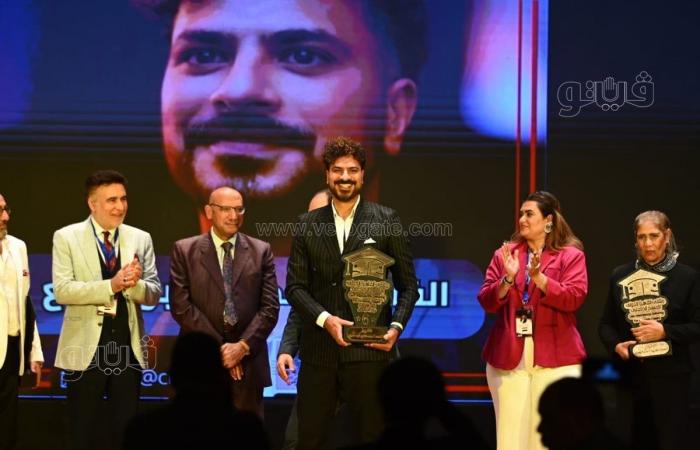 مصطفى أبو سريع: الجامعة البيت الحقيقي للفنان وأنتمي لمدرسة فؤاد المهندس (فيديو)السبت 19/أكتوبر/2024 - 10:10 م
كرم مساء اليوم السبت، ملتقى القاهرة الدولي للمسرح الجامعي في دورته السابعة، الفنان مصطفى أبو سريع، خلال حفل الافتتاح الذي أقيم على مسرح السامر بالعجوزة. مصطفى أبو سريع وخلال كلمته قال مصطفى أبو سريع: "سعيد بالتكريم وسط أساتذتي وفي دورة تحمل اسم فؤاد المهندس.. أنا أنتمي لمدرسة فؤاد المهندس والمدارس