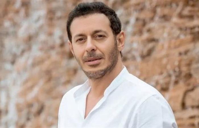 مسلسل حكيم باشا، مصطفى شعبان يدخل في صراعات مع أحمد صيام بسبب الآثارالإثنين 21/أكتوبر/2024 - 12:45 ص
يدخل الفنان مصطفى شعبان في صراعات كبيرة مع الفنان أحمد صيام ضمن أحداث مسلسل حكيم باشا بسبب تجارة الآثار، وكل منهم يريد أن يصبح الرجل الأول لمافيا بيع الآثار. وخلال أحداث العمل يلعب الفنان رياض الخولي شخصية عم حكيم الذي يلعب دوره الفنان مصطفى شعبان، ويقوم بالتنقيب عن الآثار في قرى الصعيد، ويتعرض له