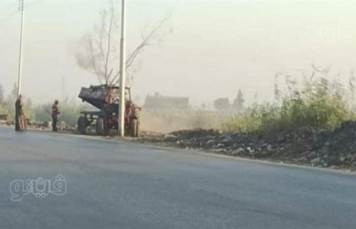 بيدي لا بيد عمرو، لودر وجرار حكومي في طنطا يلقى القمامة والمخلفات بمصرف زراعي (صور)الإثنين 21/أكتوبر/2024 - 07:42 ص
في حادثة أثارت استياء المواطنين تم رصد لودر وجرار تابعين للوحدة المحلية بنواج في مدينة طنطا