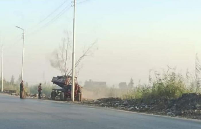 بيدي لا بيد عمرو، لودر وجرار حكومي في طنطا يلقى القمامة والمخلفات بمصرف زراعي (صور)الإثنين 21/أكتوبر/2024 - 07:42 ص
في حادثة أثارت استياء المواطنين تم رصد لودر وجرار تابعين للوحدة المحلية بنواج في مدينة طنطا