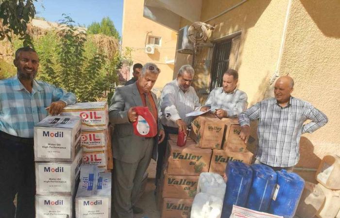 ضبط سيارة محملة بكميات من زيوت السيارات المغشوشة بالوادي الجديد (صور)الأحد 27/أكتوبر/2024 - 05:22 م
تمكنت مديرية التموين بمحافظة الوادي الجديد، اليوم الأحد، من ضبط سيارة محملة بكميات كبيرة من زيوت السيارات المغشوشة والمقلدة وتحمل اسم شركات تجارية كبري وذلك قبل بيعها للمحلات التجارية.