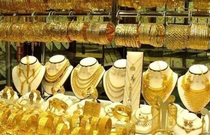 خبر سار عن سعر الذهب اليوم الإثنين بعد ارتفاع الدولارالإثنين 28/أكتوبر/2024 - 06:45 ص
تراجعت أسعار الذهب اليوم الإثنين تحت ضغط من قوة الدولار الأمريكي، بينما يترقب المستثمرون مؤشرات جديدة بشأن مسار السياسة النقدية لمجلس الاحتياطي الاتحادي (البنك المركزي الأمريكي). وانخفض الذهب في المعاملات الفورية 0.5 بالمئة إلى 2732.90 دولار للأوقية (الأونصة). وبلغت الأسعار ارتفاعا قياسيا إلى 2758.37