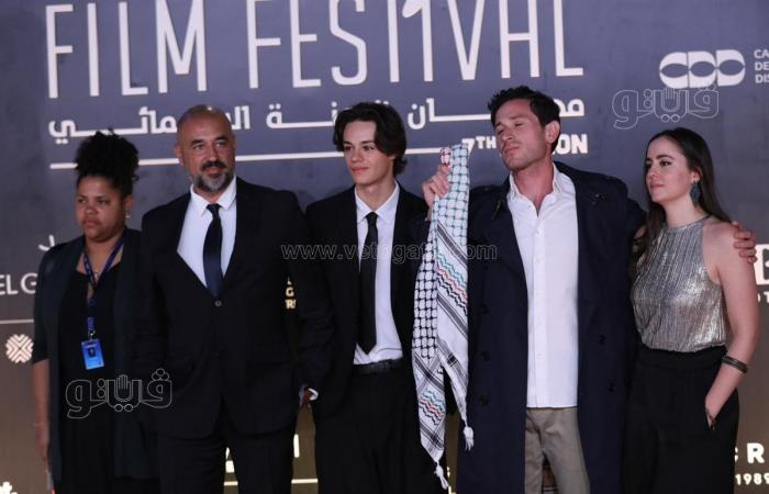 نجوم الفن يدعمون الشعب الفلسطيني بحفل ختام مهرجان الجونة السينمائي (صور)الجمعة 01/نوفمبر/2024 - 08:30 م
أُسدل الستار على الدورة السابعة من مهرجان الجونة السينمائي الدولي، الذي قدم واحدة من أفضل دوراته تحت شعار “سينما من أجل الإنسانية” لدعم ومساندة الشعب الفلسطيني واللبناني وصمودهم ضد انتهاكات الجيش الإسرائيلي...