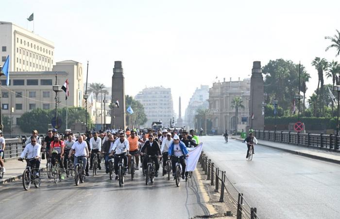 القاهرة تنظم ماراثون للدراجات بشوارع وسط البلد (فيديو وصور)الجمعة 01/نوفمبر/2024 - 12:56 م
شهد الدكتور إبراهيم صابر محافظ القاهرة، والدكتور أشرف صبحى وزير الشباب والرياضة ماراثون القاهرة الرياضي للدراجات الذى أقامته محافظة القاهرة ضمن فعاليات أسبوع القاهرة الحضري فى إطار استعدادات استضافة مصر المنتدى الحضري العالمي في دورته الثانية عشرة «WUF12» في الفترة من ٤ إلى ٨ نوفمبر الجارى.