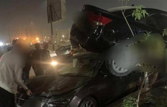 بسبب السرعة الزائدة، حادث مروع بين سيارتين ملاكي بشارع اللاسلكي في المعاديالجمعة 01/نوفمبر/2024 - 07:47 م
وقع مساء اليوم الجمعة، حادث مروع بين سيارتين ملاكي بشارع اللاسلكي في منطقة المعادي، بسبب السرعة الزائدة لأحد السائقين ما أدى إلى اختلال عجلة القيادة من يده ووقوع الحادث. وتكثف الأجهزة الأمنية من تحرياتها لكشف ملابسات الحادث وأسبابه، وأمرت بتفريغ كاميرات المراقبة في محيط الحادث. حادث تصادم بين سيارتين