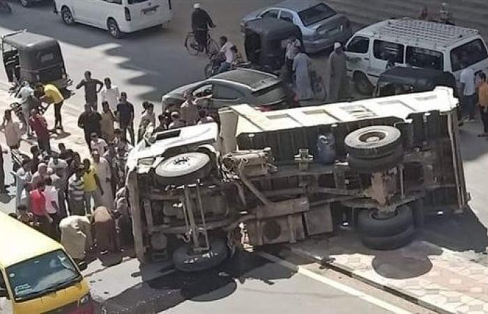 رفع آثار حادث انقلاب سيارة نقل محملة بالأسمدة بمنشأة القناطرالجمعة 01/نوفمبر/2024 - 02:50 ص
نجحت الخدمات المرورية بمديرية أمن الجيزة من تسيير الحركة المرورية وفتح الطريق أمام قائدي المركبات بنزلة الطريق الإقليمي بقرية بني سلامة التابعة لمركز شرطة منشأة القناطر، ورفع آثار انقلاب مقطورة محملة بأطنان من الأسمدة، والتي تسببت في زحام مروري بالطريق. وكانت الأجهزة الأمنية تحركت على الفور، وتم الدفع