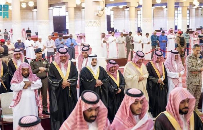 نائب أمير الرياض يؤدي صلاة الميت على والدة الأميرة مضاوي بنت تركي بن سعود الكبير